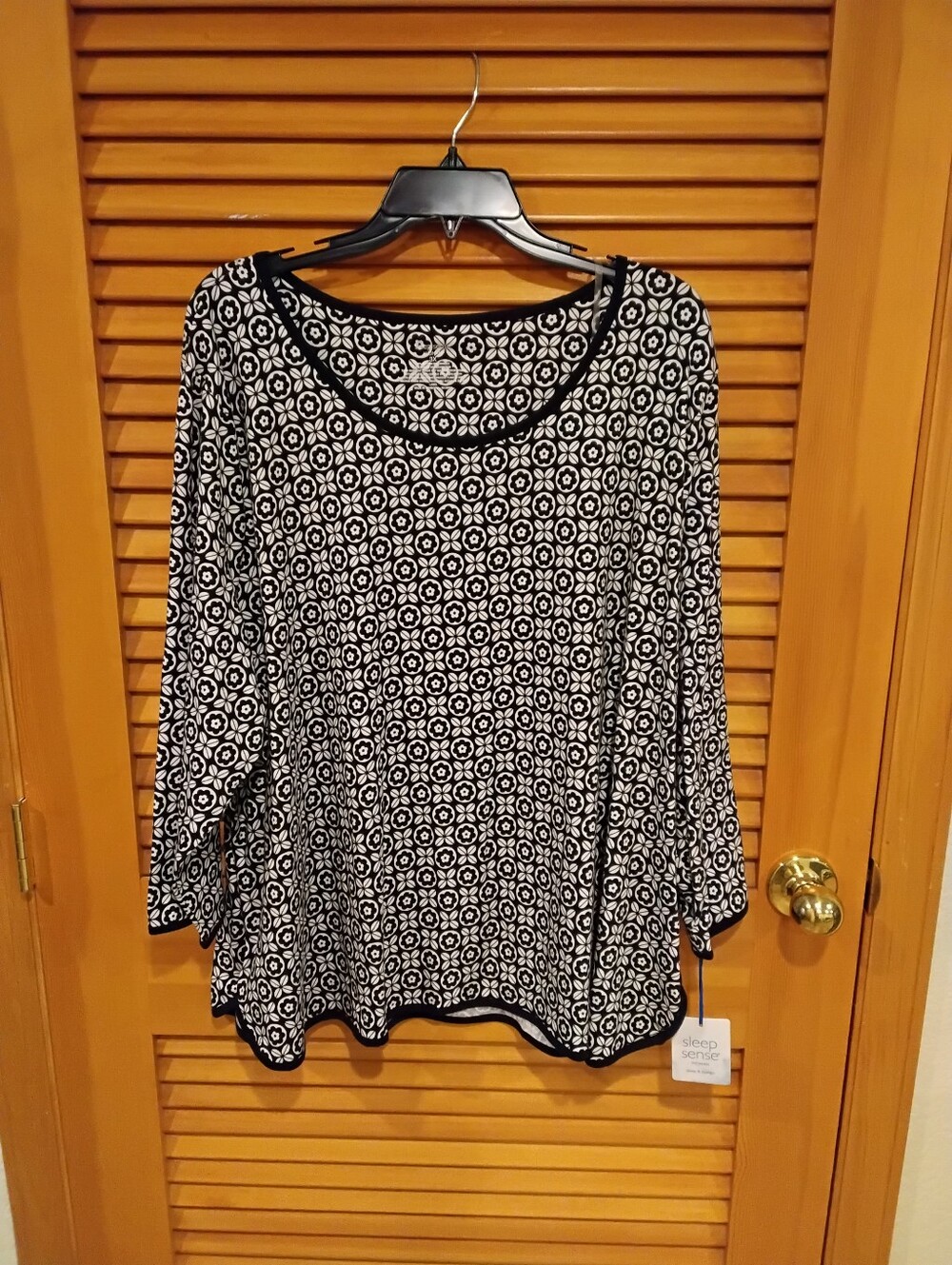 NWT  3X  Black & White Geometric Print PJ Top Only  Firm Price